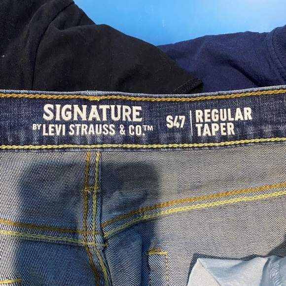 Signature Levi Jean - Picture 3 of 7